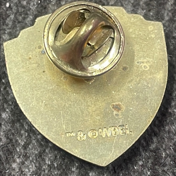 Rare Warner Bros. Gold and Green Shield Collectible Pin - Picture 2 of 3